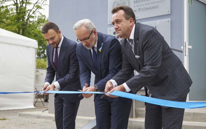 Radosław Sierpiński, Adam Niedzielski and Andrzej Tykarski cut a blue ribbon